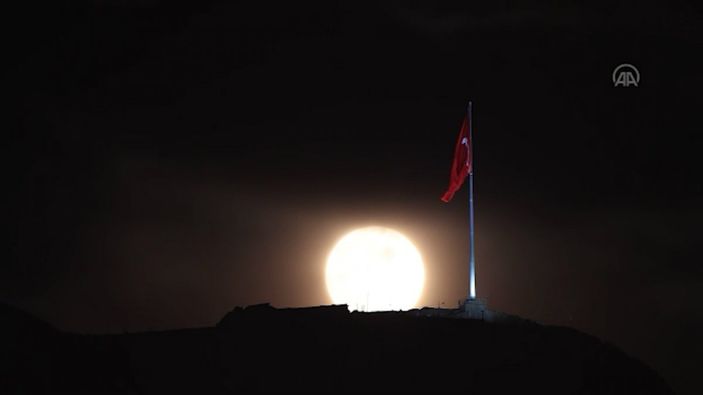 Van'daki dolunay görenleri mest ettirdi