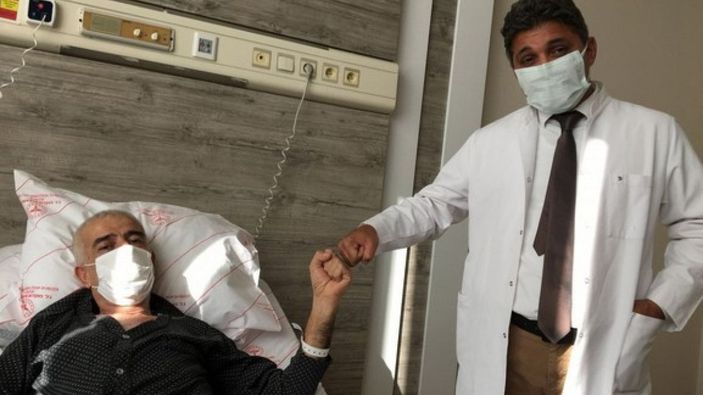 Antalya'da hastayla konuşarak yapılan 6 saatlik ameliyatta 8 organı çıkarıldı