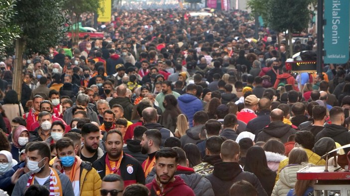 İstiklal Caddesi'nde yoğun kalabalık