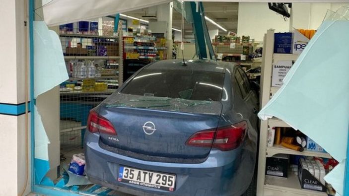 Konya'da park halindeki otomobil markete daldı