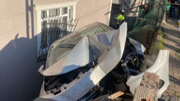 Sultanbeyli'de 5 çocuk, kaçırdıkları otomobille kaza yaptı