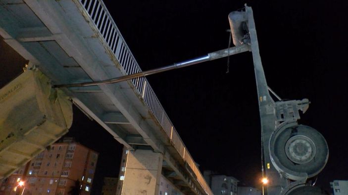 İstanbul'da tırın açılan damperi üst geçide takıldı