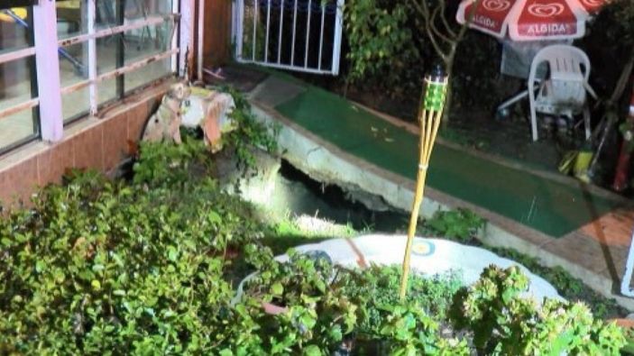 Büyükçekmece'de 3 katlı apartmanın bahçesi yağış nedeniyle çöktü