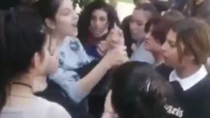 Antalya'da liseli kızlar, tekme tokat birbirine girdi