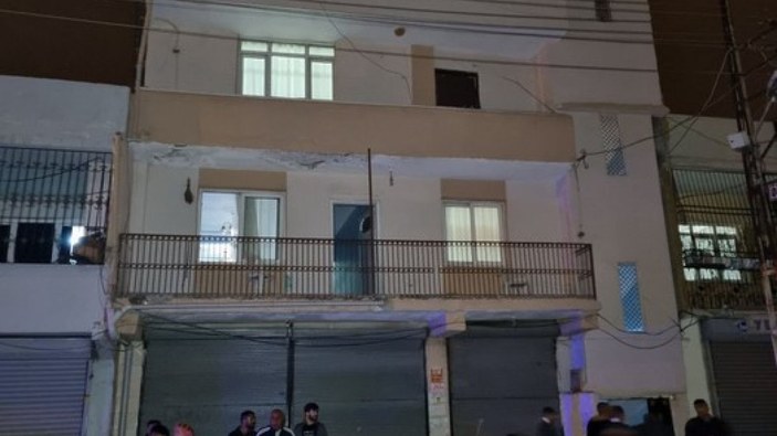 Adana'da kurşun yağmuruna tutulan evin balkonundaki kadın yaralandı
