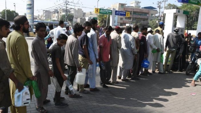 Pakistan'da akaryakıt istasyonları önünde uzun kuyruklar oluştu