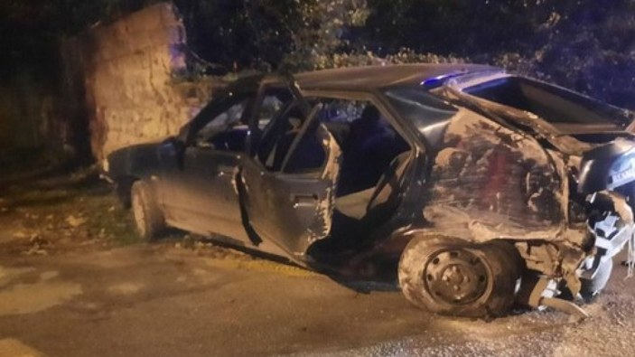 Sakarya'da ehliyetsiz genç sürücü, otomobille duvara çarptı: 5 çocuk yaralı 