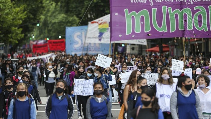 Arjantin'de binlerce kişi kadına şiddeti protesto ederek yürüyüş düzenledi