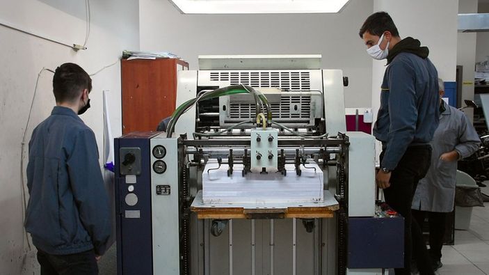 Bursa'da meslek lisesinde matbaacılığı öğrenen gençler, hem kazanıyor hem kazandırıyor
