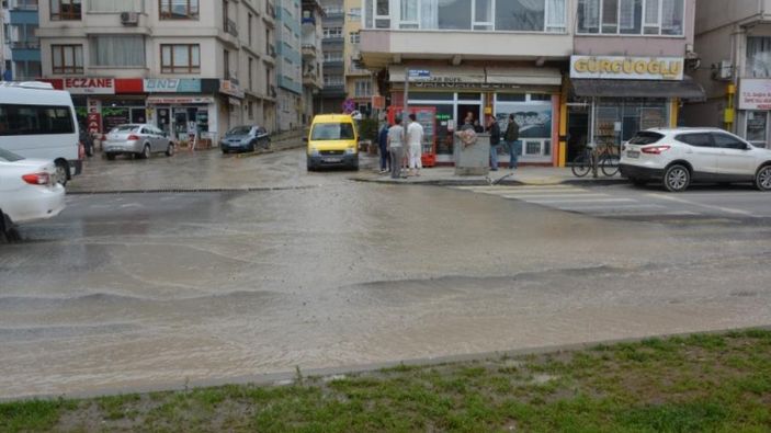 Ordu'da açık unutulan şebeke borusu caddeyi göle çevirdi