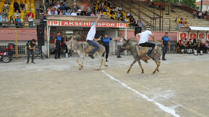 Konya'da eşekler birincilik için yarıştı