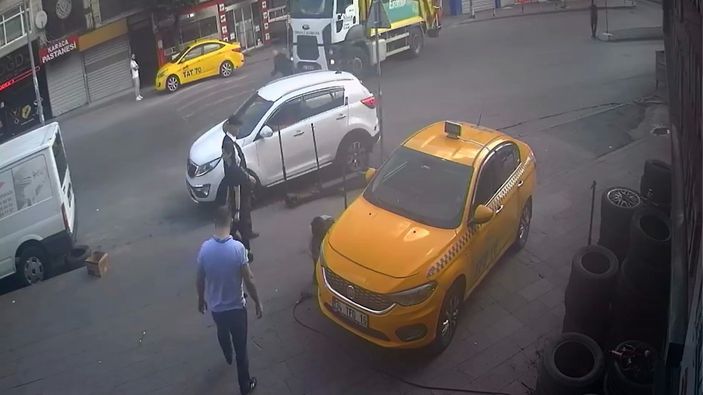 Esenler’de çöp kamyonu yayayı ezdi
