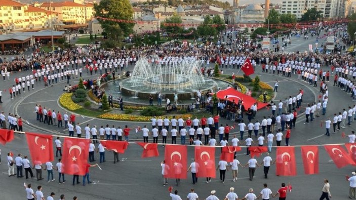 Sivas'ta 1058 kişi aynı anda halay çekti