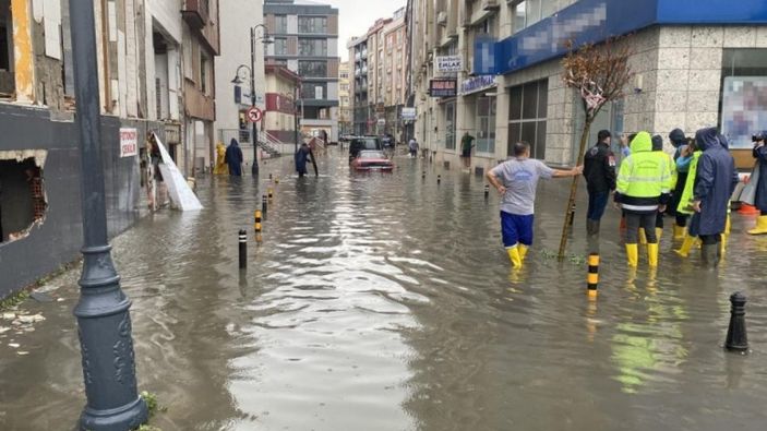 Silivri'de sağanak sonrası yollar göle döndü