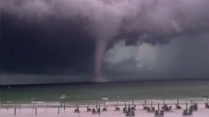 ABD'nin Florida sahilinde çıkan dev hortum korkuttu