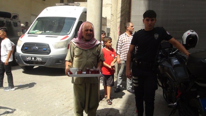Şanlıurfa'da operasyon yapan polislere çay getirdi