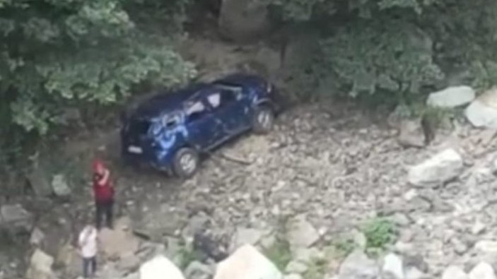 Trabzon'da sürücü manzarayı fotoğraflarken uçuruma yuvarlanan cipteki turist öldü