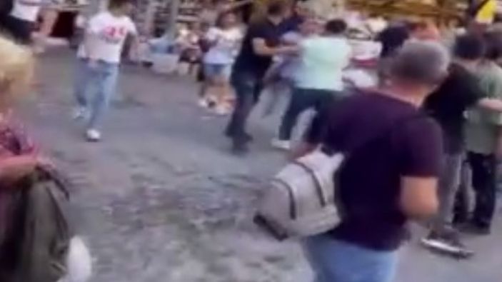 Tarihi Mısır Çarşısı'nda esnaflar birbirine girdi