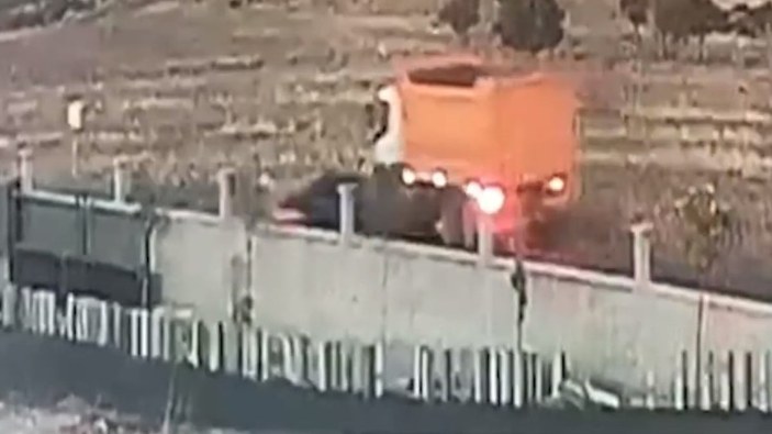 Mardin’de kamyonla çarpışan otomobil alev topuna döndü