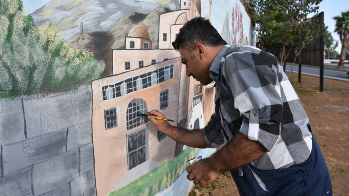 Cizre'de 11 yıllık temizlik işçisi, duvarları resimlerle süsledi