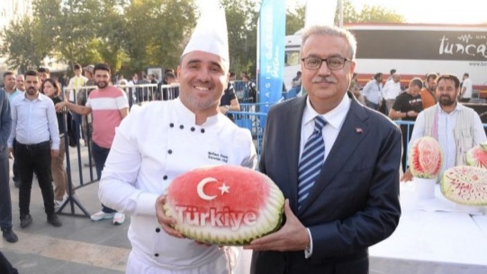Diyarbakır'da 51 kilo 400 gram ağırlığındaki karpuz festivalin birincisi oldu