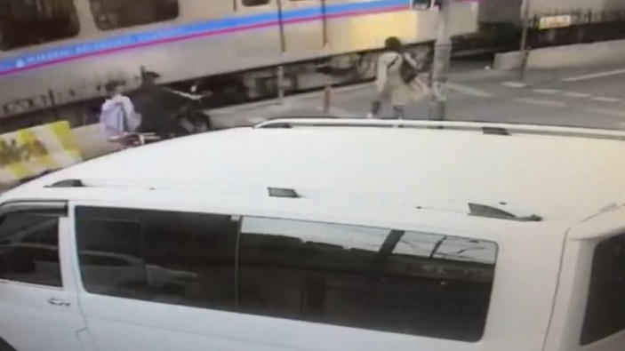 Sultangazi’de tramvaya çarpan motosikletteki metrelerce sürüklendi