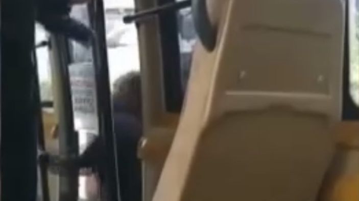 Esenyurt’ta istediği yerde indirmeyen şoföre terlikle saldırdı