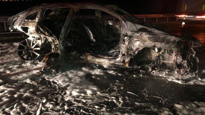 Ankara'da otomobil bariyere çarpıp alev aldı