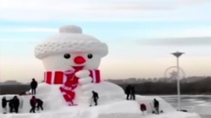 Çin'de 18 metre uzunluğunda dev kardan adam