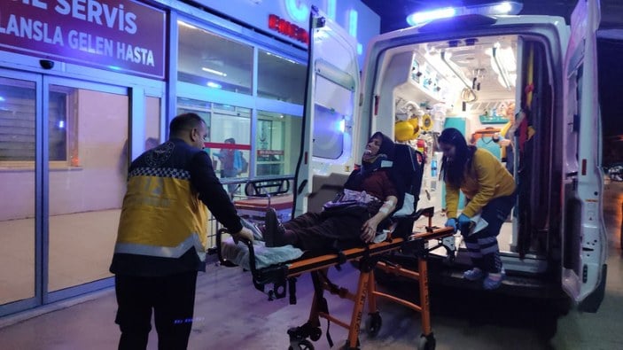 Adana'da cenazeye giden aile kaza yaptı: 3 yaralı