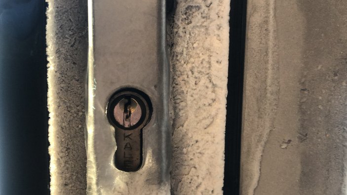 Kars'ta soğuklar nedeniyle kapı kilitleri dondu