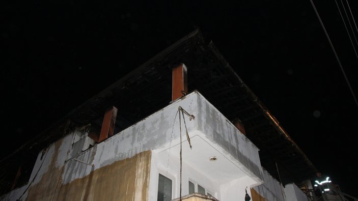 Tokat’ta 3 katlı binanın çatısında yangın çıktı