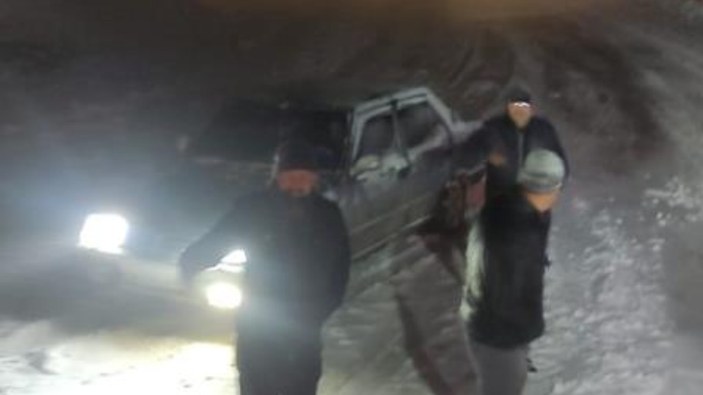 Adana'da karda mahsur kalan araçların imdadına yetiştiler