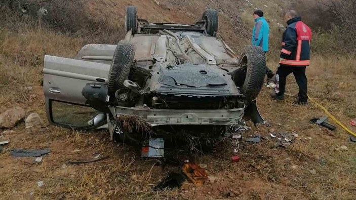 Sivas'ta otomobil şarampole uçtu: 3 ölü 1 yaralı - En Son Haber