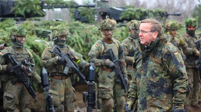 Almanya Savunma Bakanı Pistorius: Zorunlu askerliği askıya almak hataydı