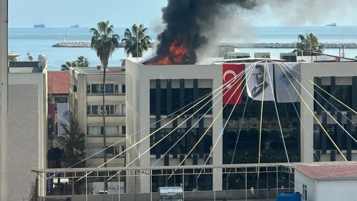 Mersin Büyükşehir Belediyesi'nin açılış töreninden 15 dakika sonra yangın çıktı