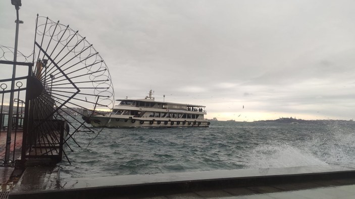 İstanbul’da fırtına; bazı vapur seferleri iptal edildi