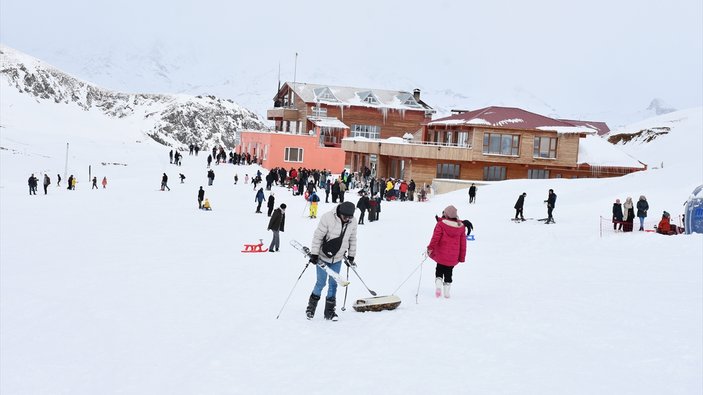 Hakkari'deki kayak merkezinde hafta sonu yoğunluğu yaşandı