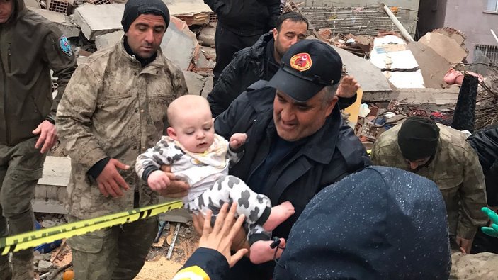 Depremden 9 saat sonra enkaz altından bir bebek kurtarıldı