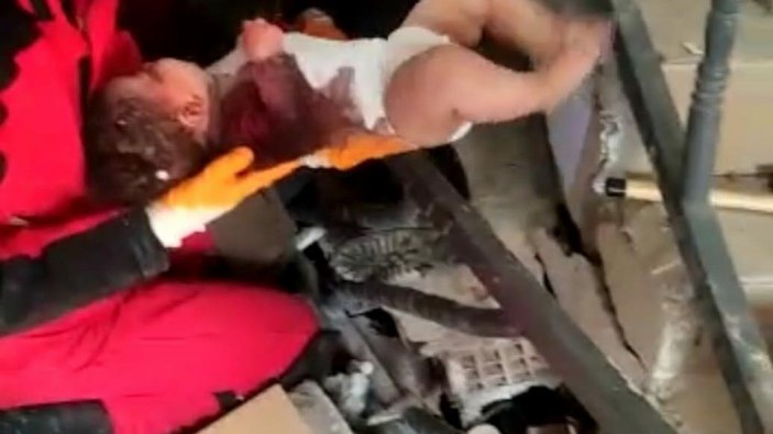Hatay'da enkaz altında kalan 4 aylık bebek 58 saat sonra kurtarıldı