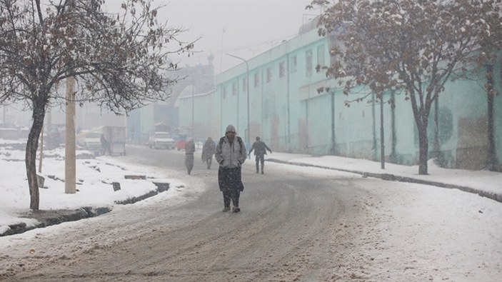 Dondurucu soğuklar Afganistan'da bir ayda 176 can aldı