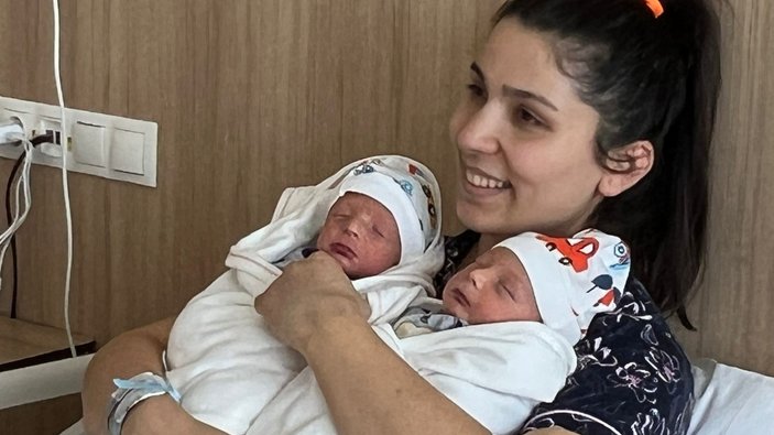 Osmaniye'den Ankara'ya gelen depremzede ikiz bebeklerini kucağına aldı