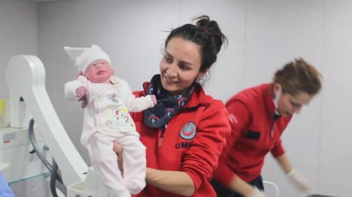 Depremzede hamile kadın, yüzer hastaneye dönüştürülen askeri gemide doğum yaptı