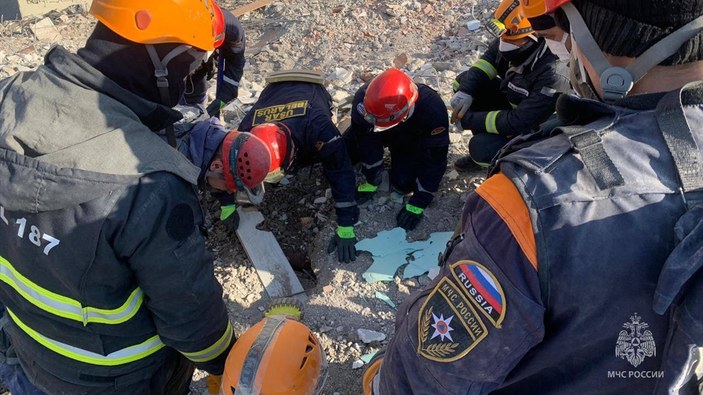 Rus ekibi deprem enkazında para buldu
