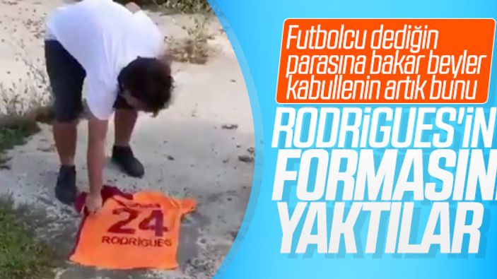 G.Saraylı taraftarlar Rodrigues'in formasını yaktı