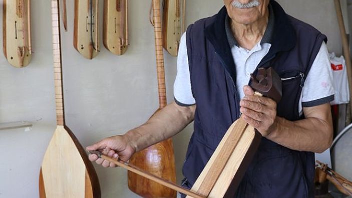 Bolulu emekli öğretmen kemençe ve saz yapıyor