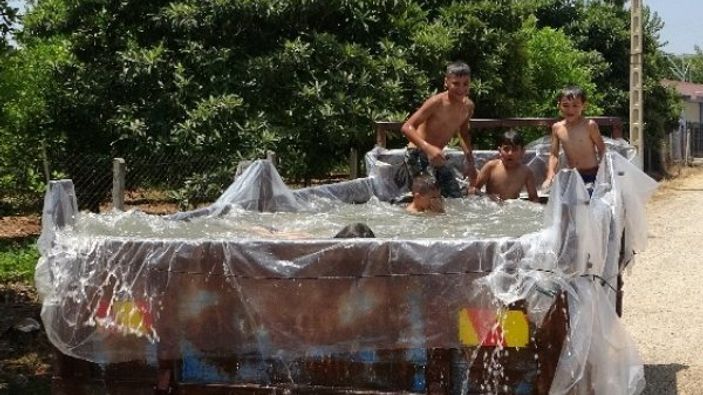 Adanalı çiftçi, çocuklar için römorktan havuz yaptı