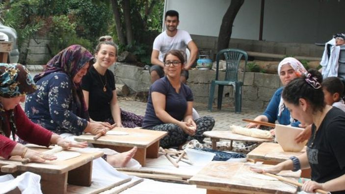 Hataylı kadınlar imece usulü yufka ekmek hazırlıyor