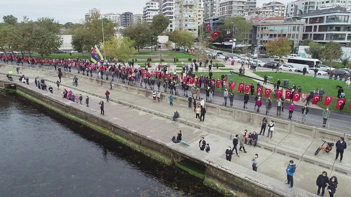 Kadıköy'de 'Ata'ya saygı' zinciri oluşturuldu