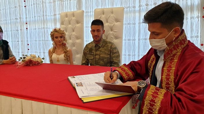 Uzman çavuş, nikah masasına askeri kamuflajla oturdu